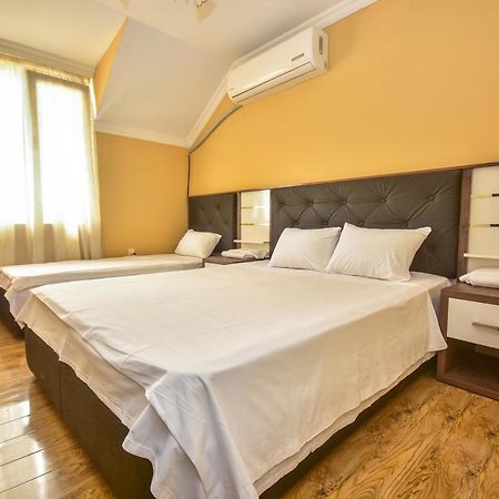 Family Apartments Batumi Bagian luar foto