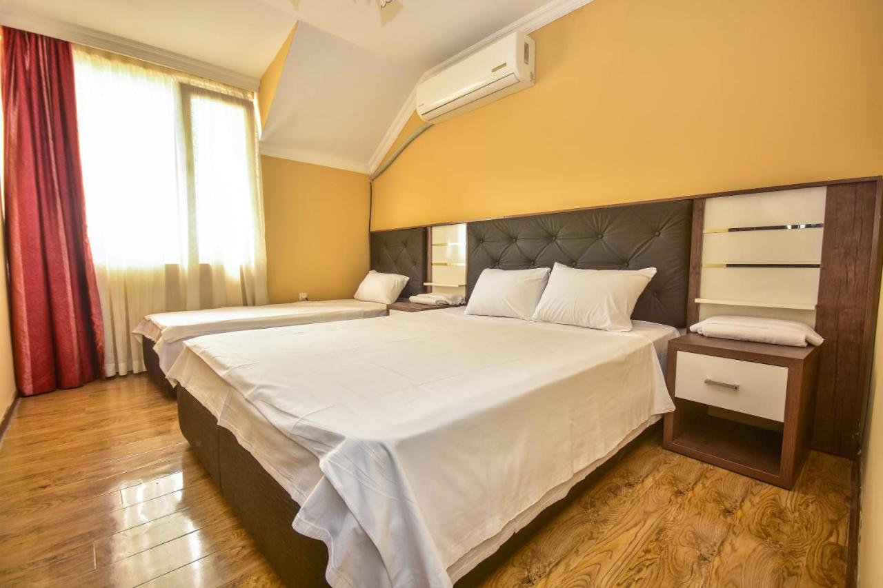 Family Apartments Batumi Bagian luar foto