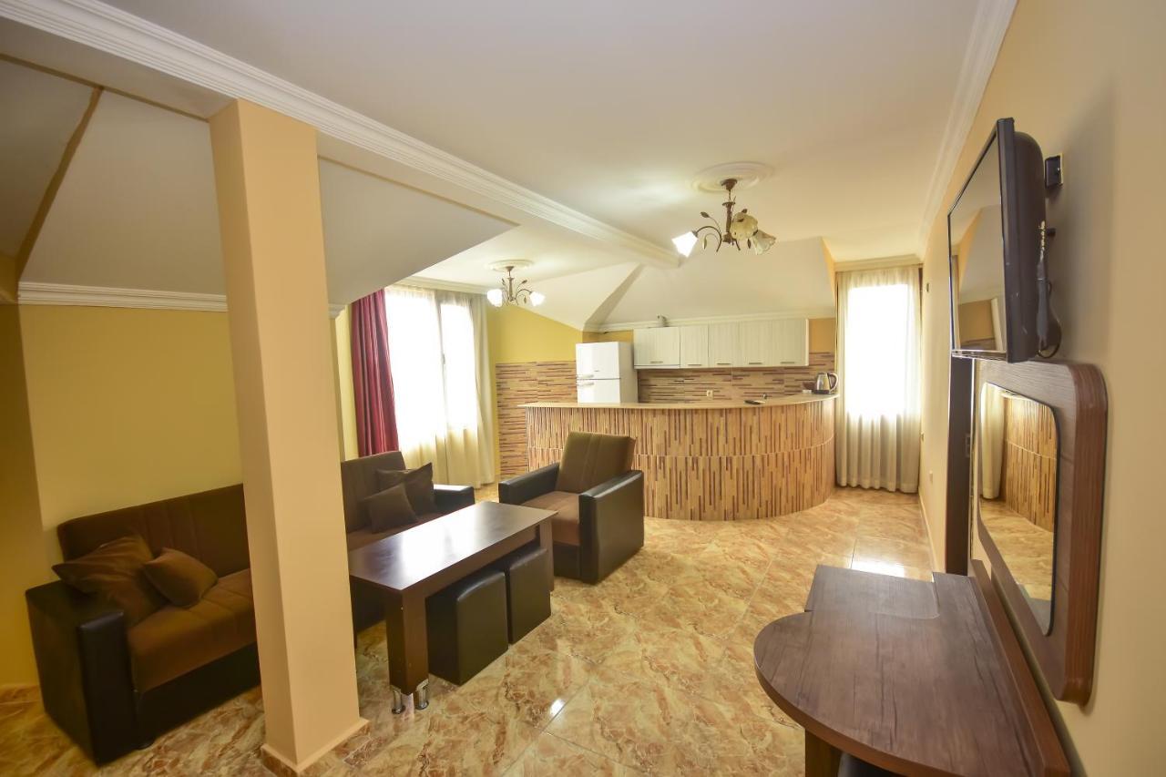 Family Apartments Batumi Bagian luar foto