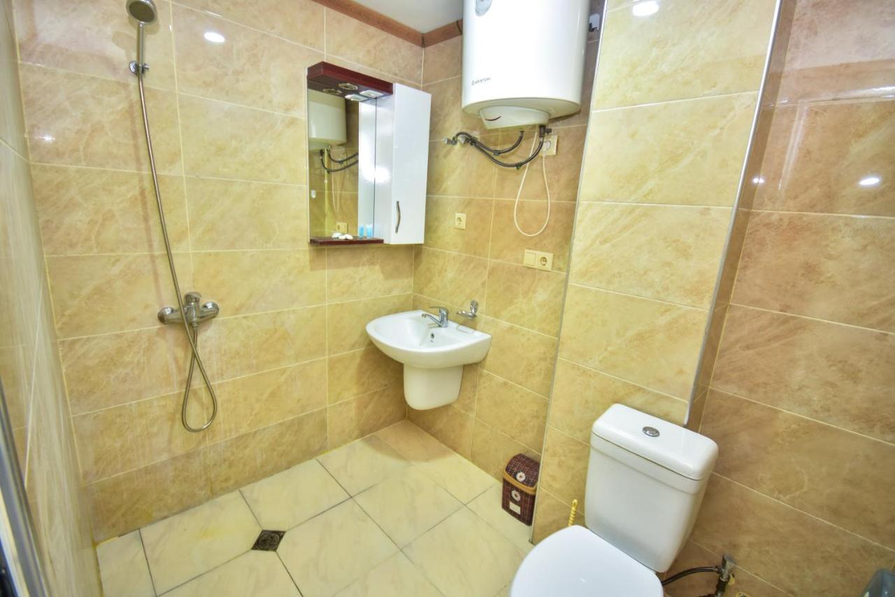 Family Apartments Batumi Bagian luar foto