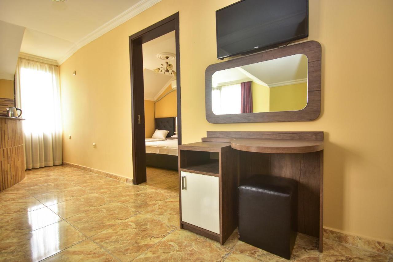 Family Apartments Batumi Bagian luar foto