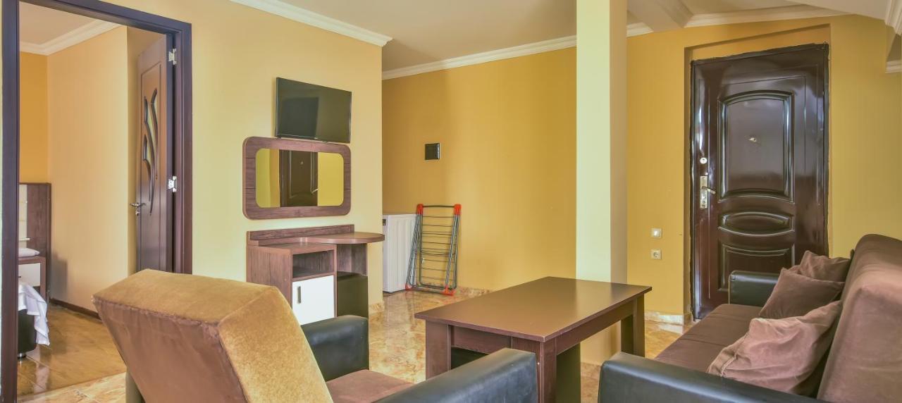 Family Apartments Batumi Bagian luar foto