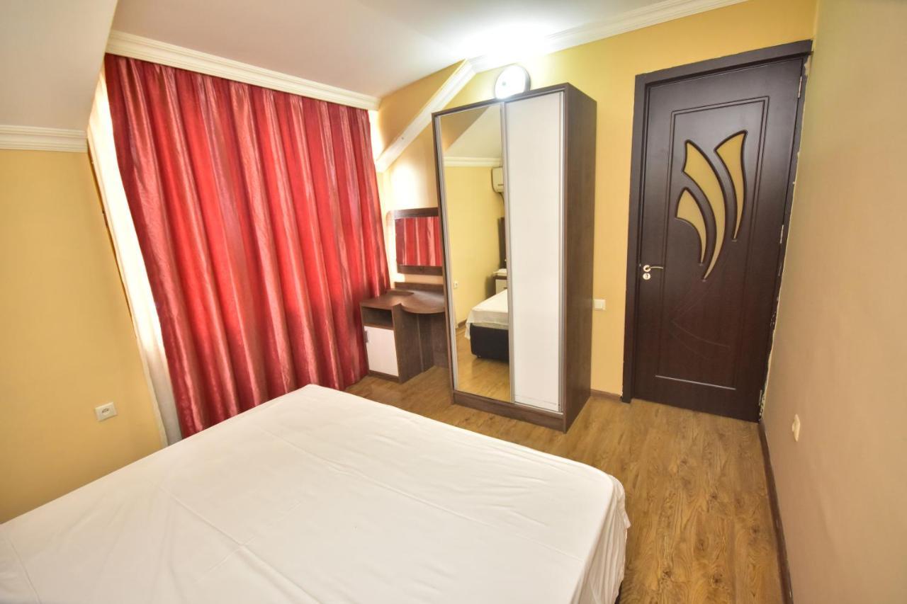 Family Apartments Batumi Bagian luar foto