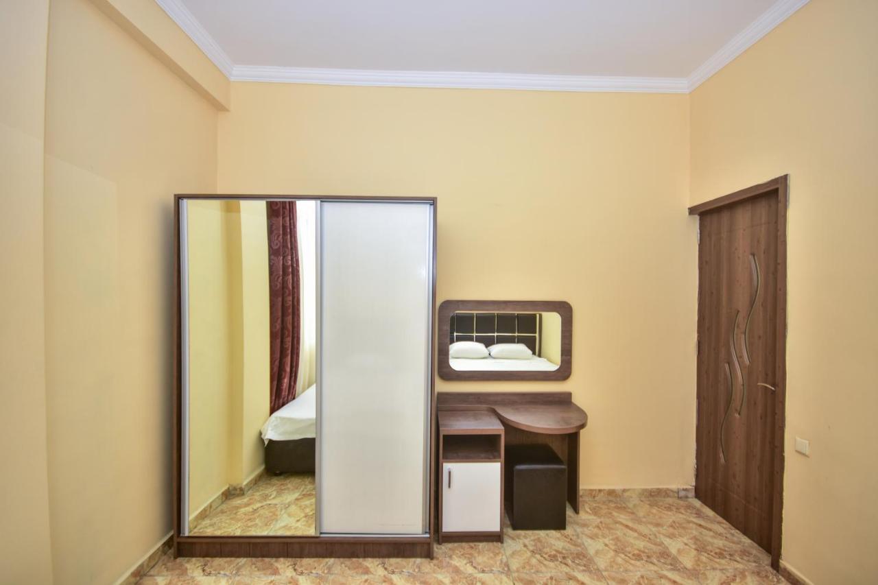 Family Apartments Batumi Bagian luar foto
