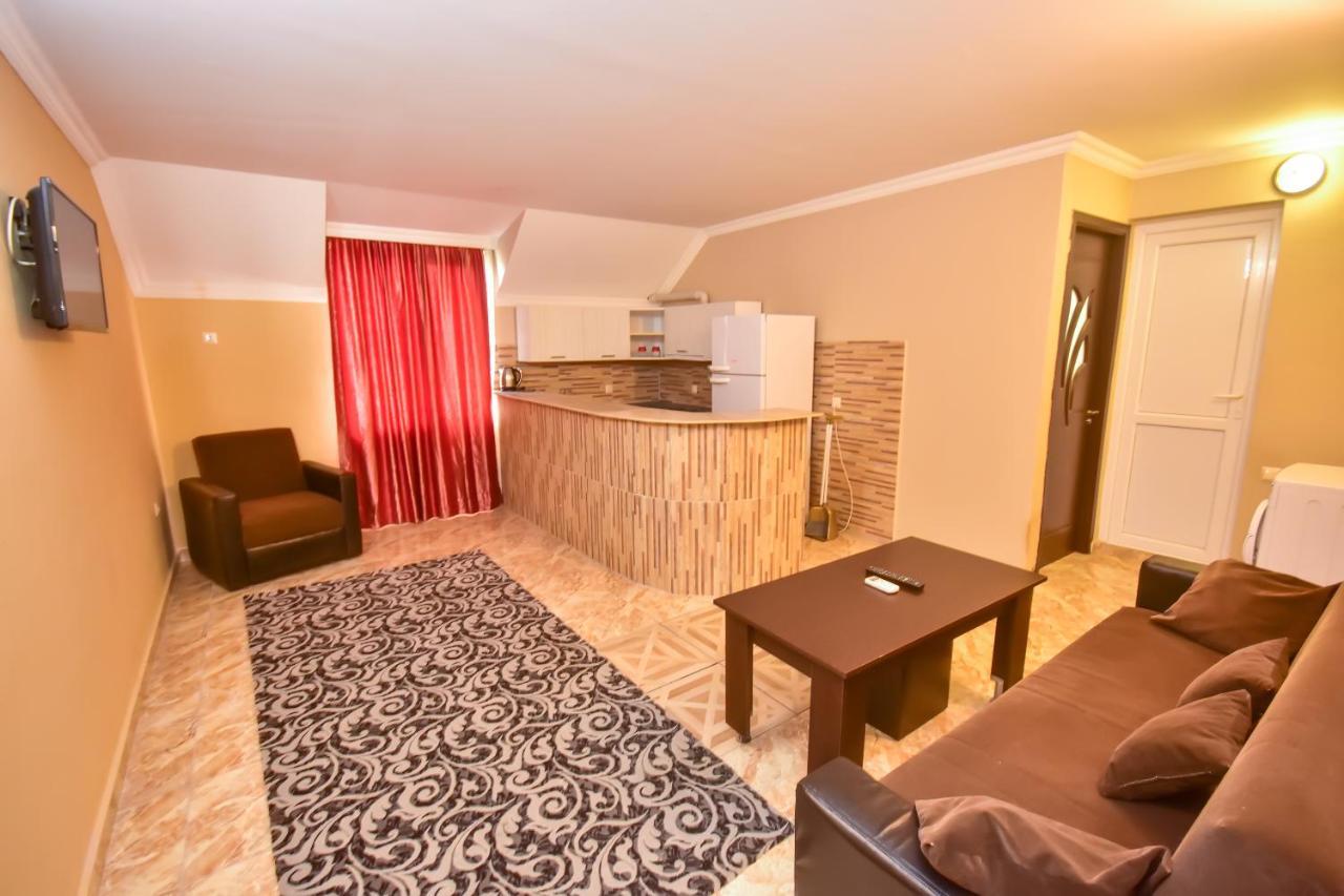 Family Apartments Batumi Bagian luar foto