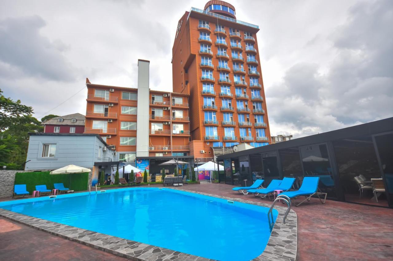 Family Apartments Batumi Bagian luar foto